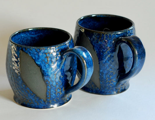 Kubek czarne liście